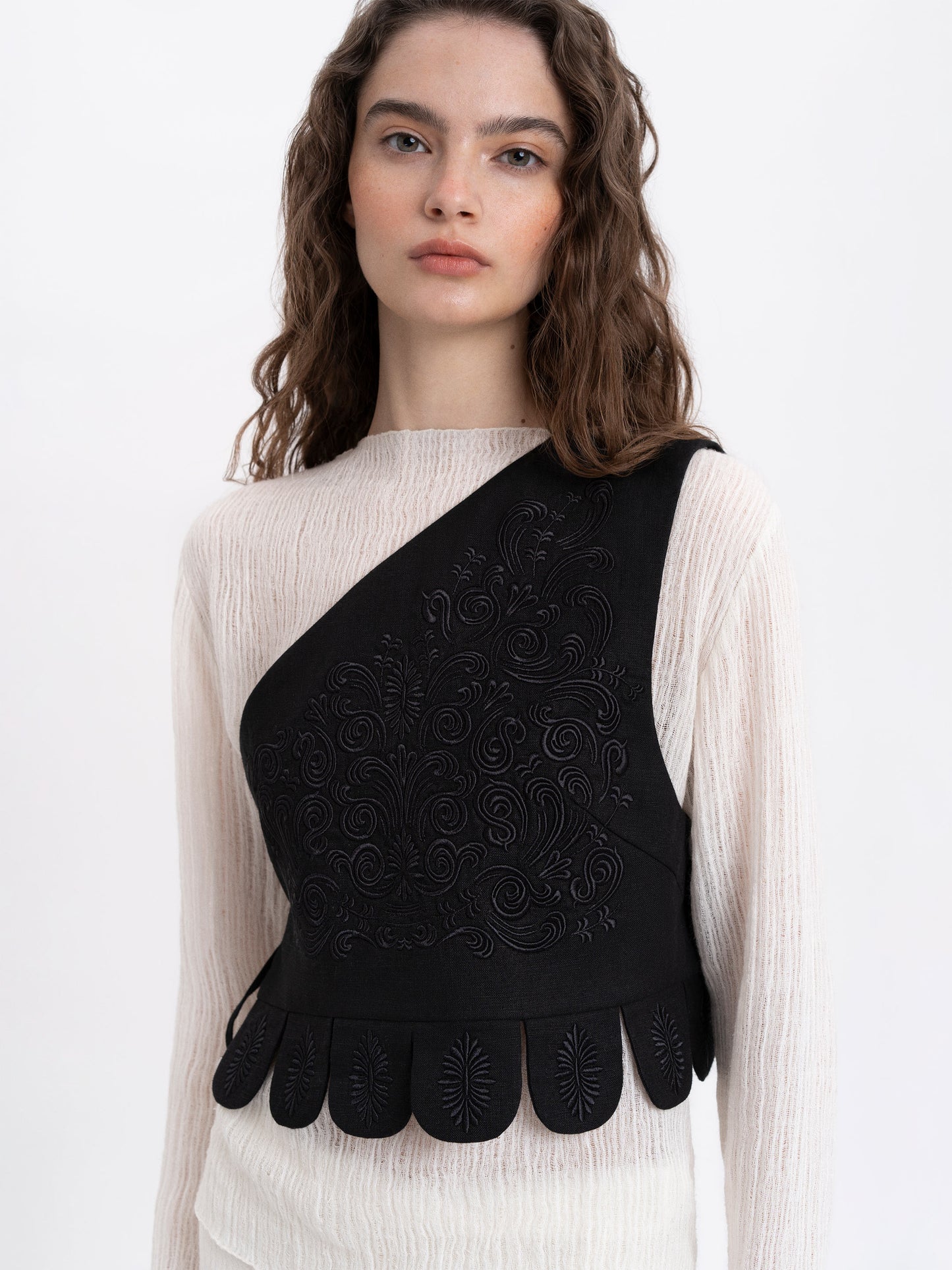 Asymmetric vest with black embroidery in tone Osiayna ETNODIM