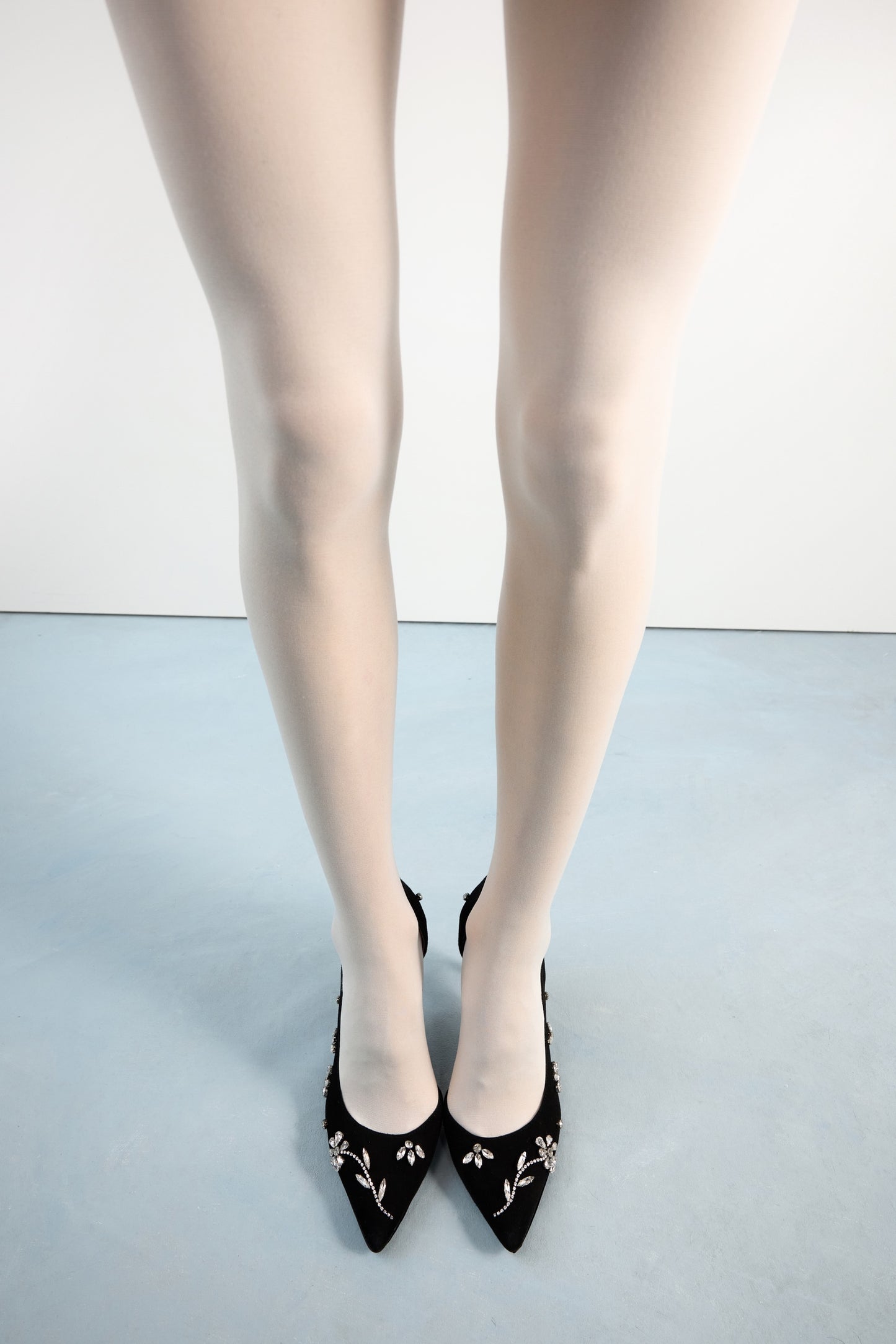 Adele black pumps with sewn-on crystals LOOKIE ATELIER