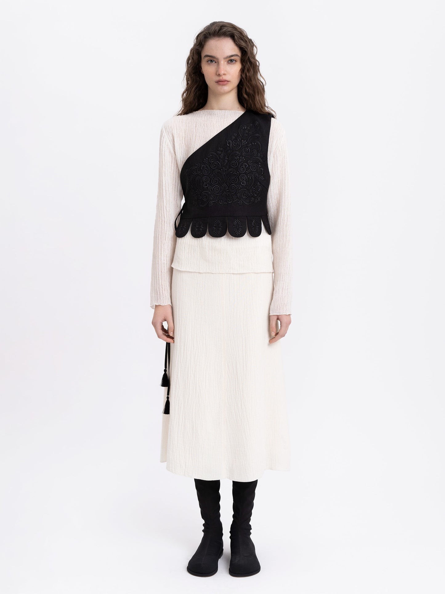Asymmetric vest with black embroidery in tone Osiayna ETNODIM