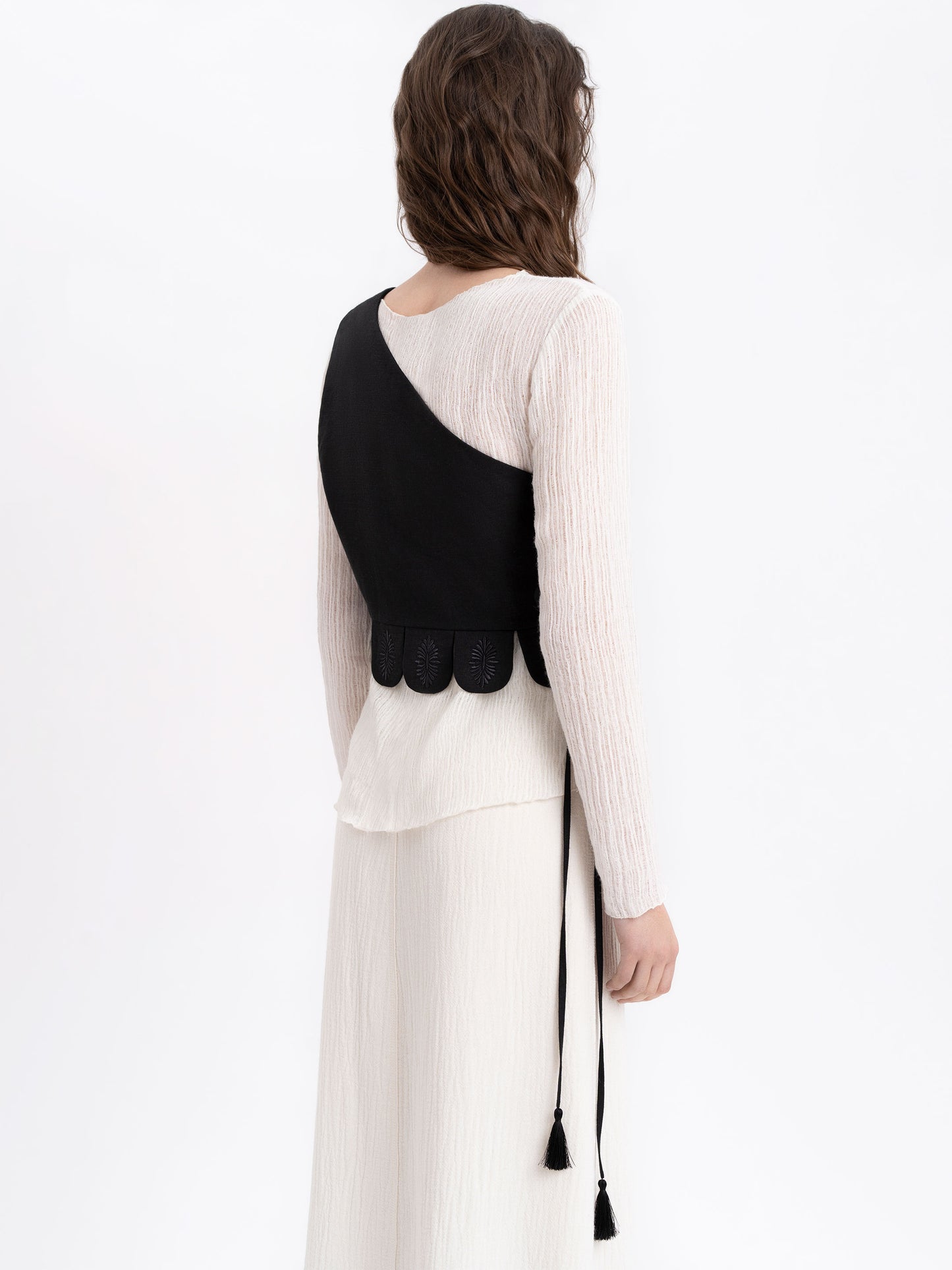 Asymmetric vest with black embroidery in tone Osiayna ETNODIM