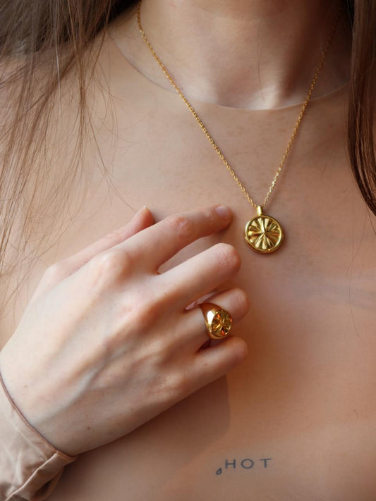 Compass Necklace Gold POCHÉ