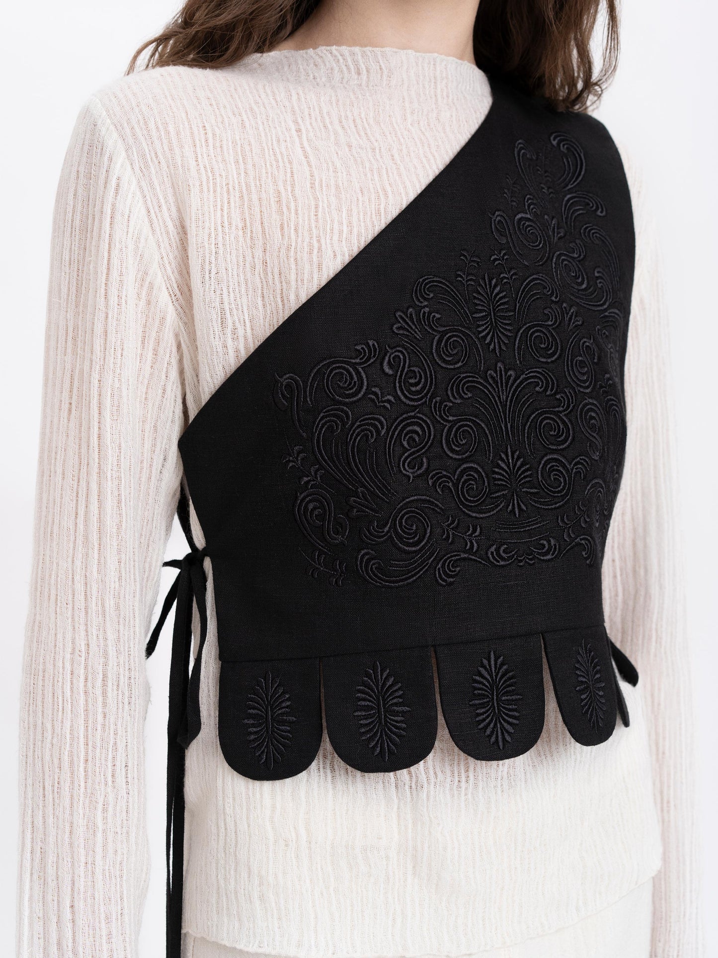Asymmetric vest with black embroidery in tone Osiayna ETNODIM