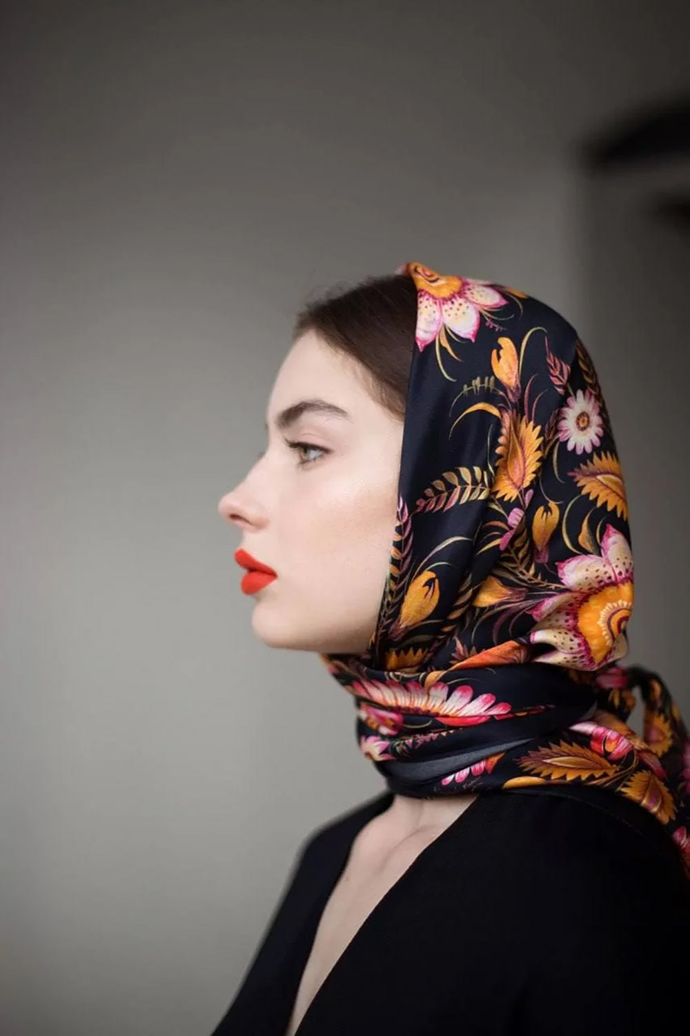 Silk Square Scarf Black Gold OLIZ