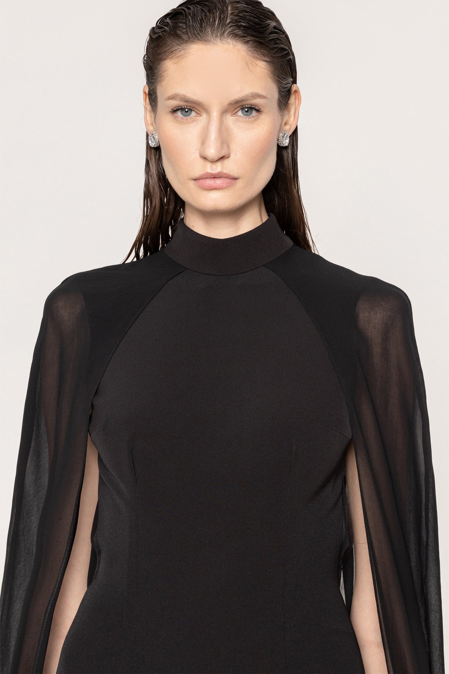 Cape-style backless gown NISSA