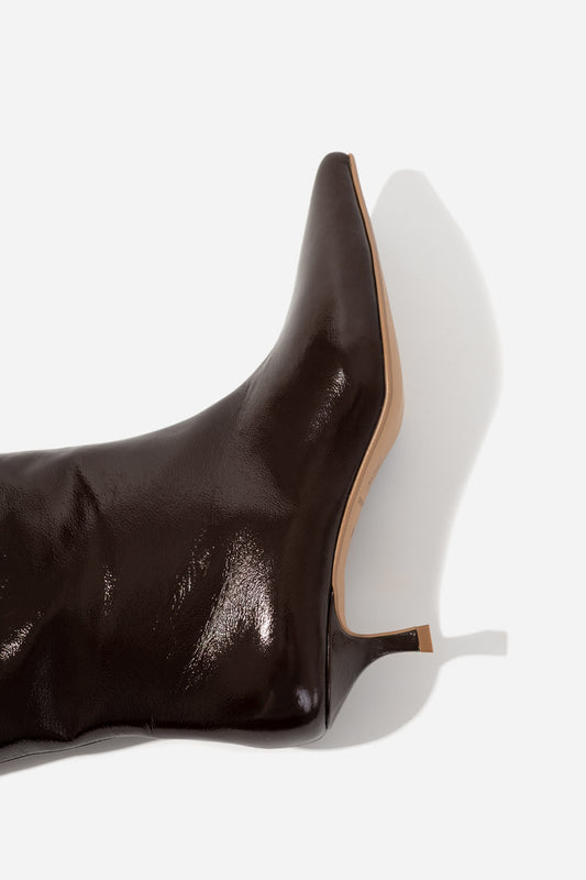 KACHOROVSKA CONNIE dark brown leather boots, pointed toe and 4 cm heel, close-up detail