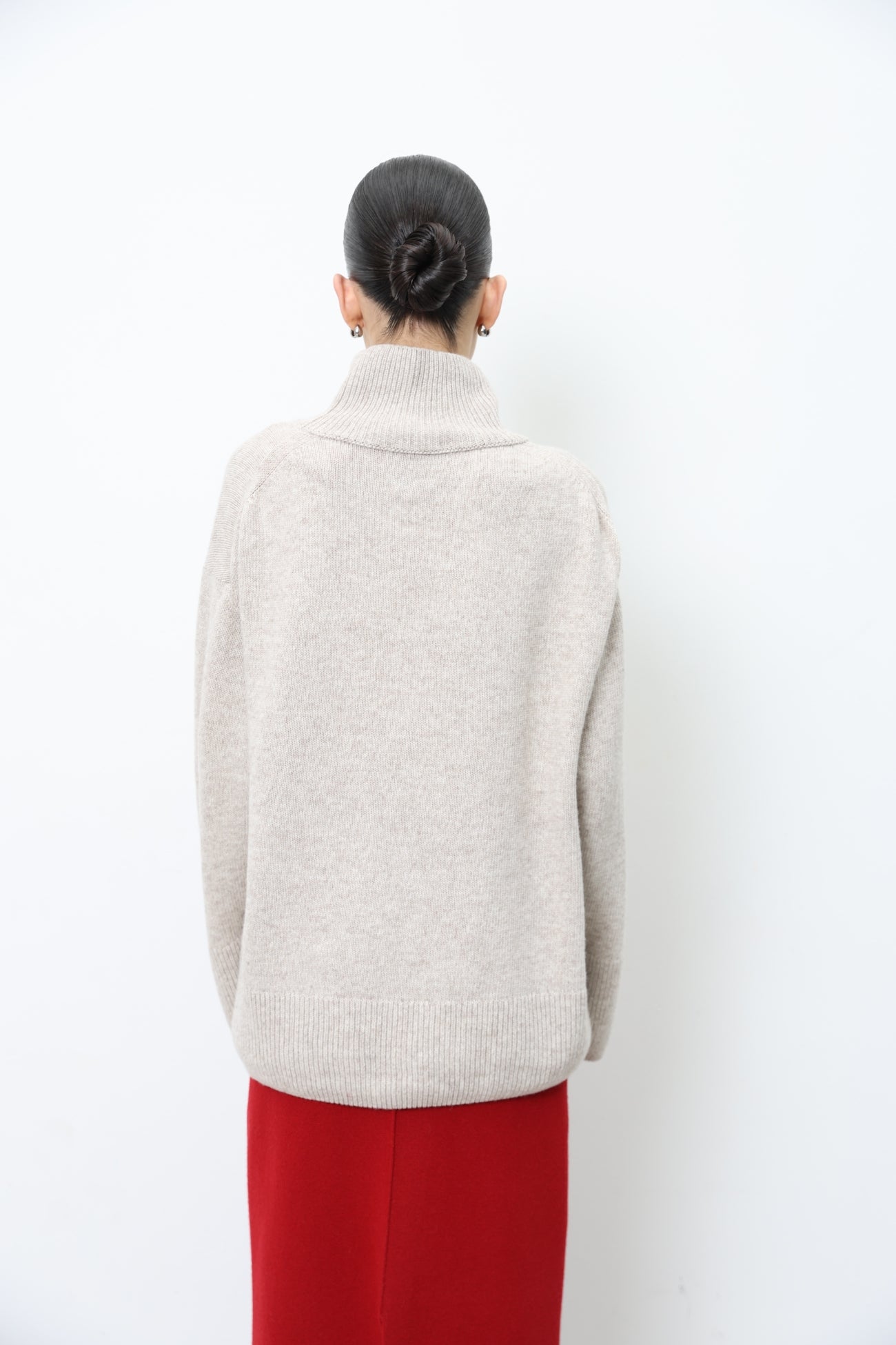 Bulky sweater Flower-Radish with a bright front 91LAB