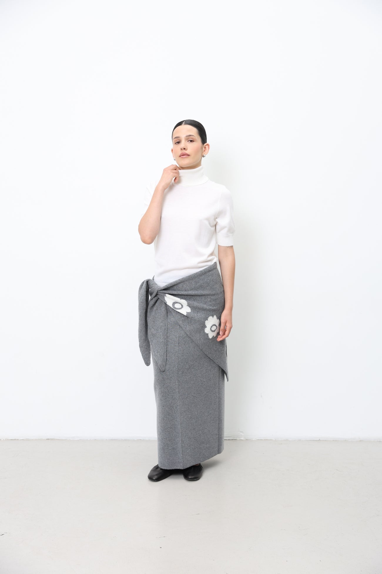 Triangular Knitted Scarf With Flowers 91LAB