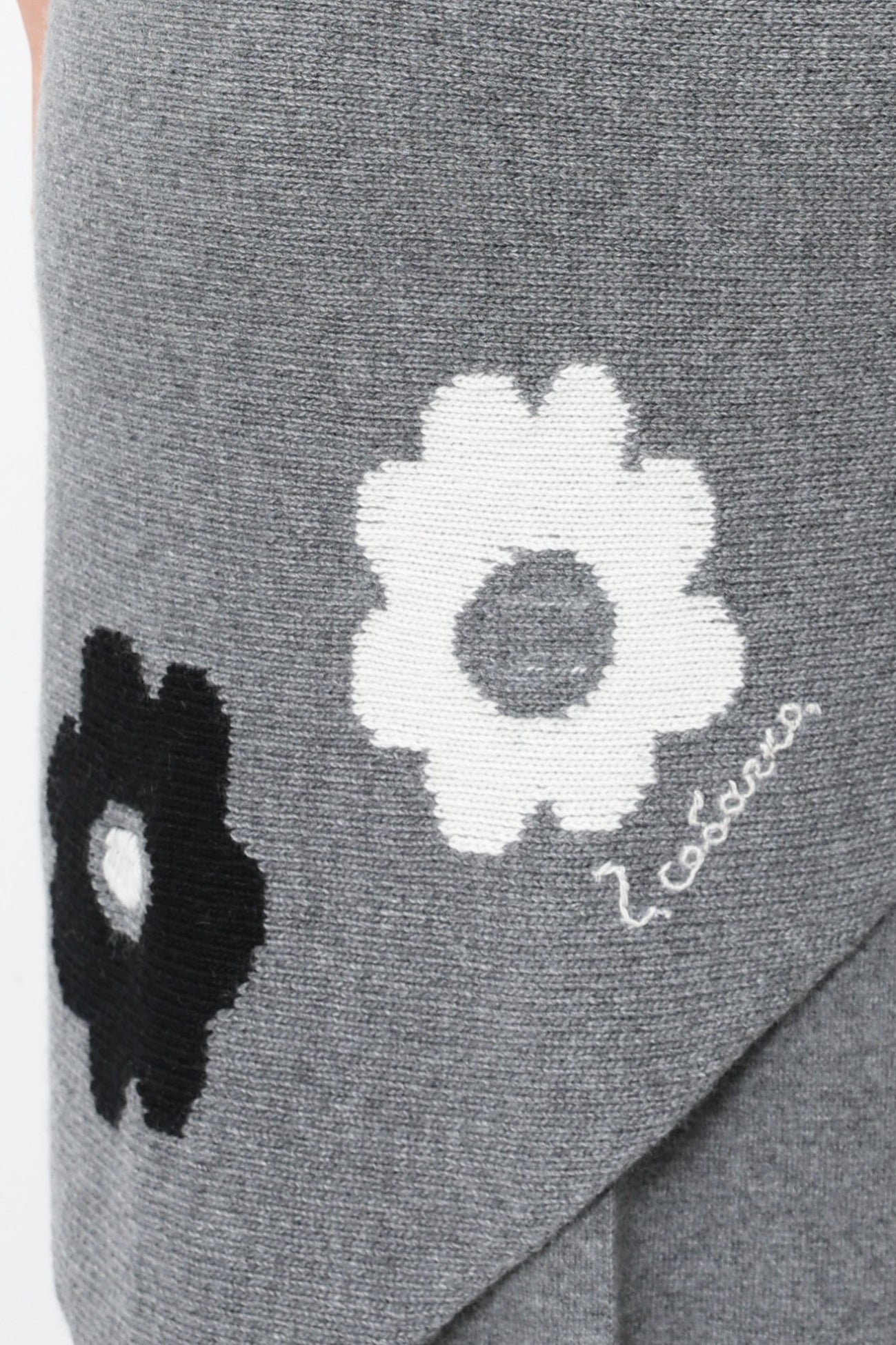 Triangular Knitted Scarf With Flowers 91LAB