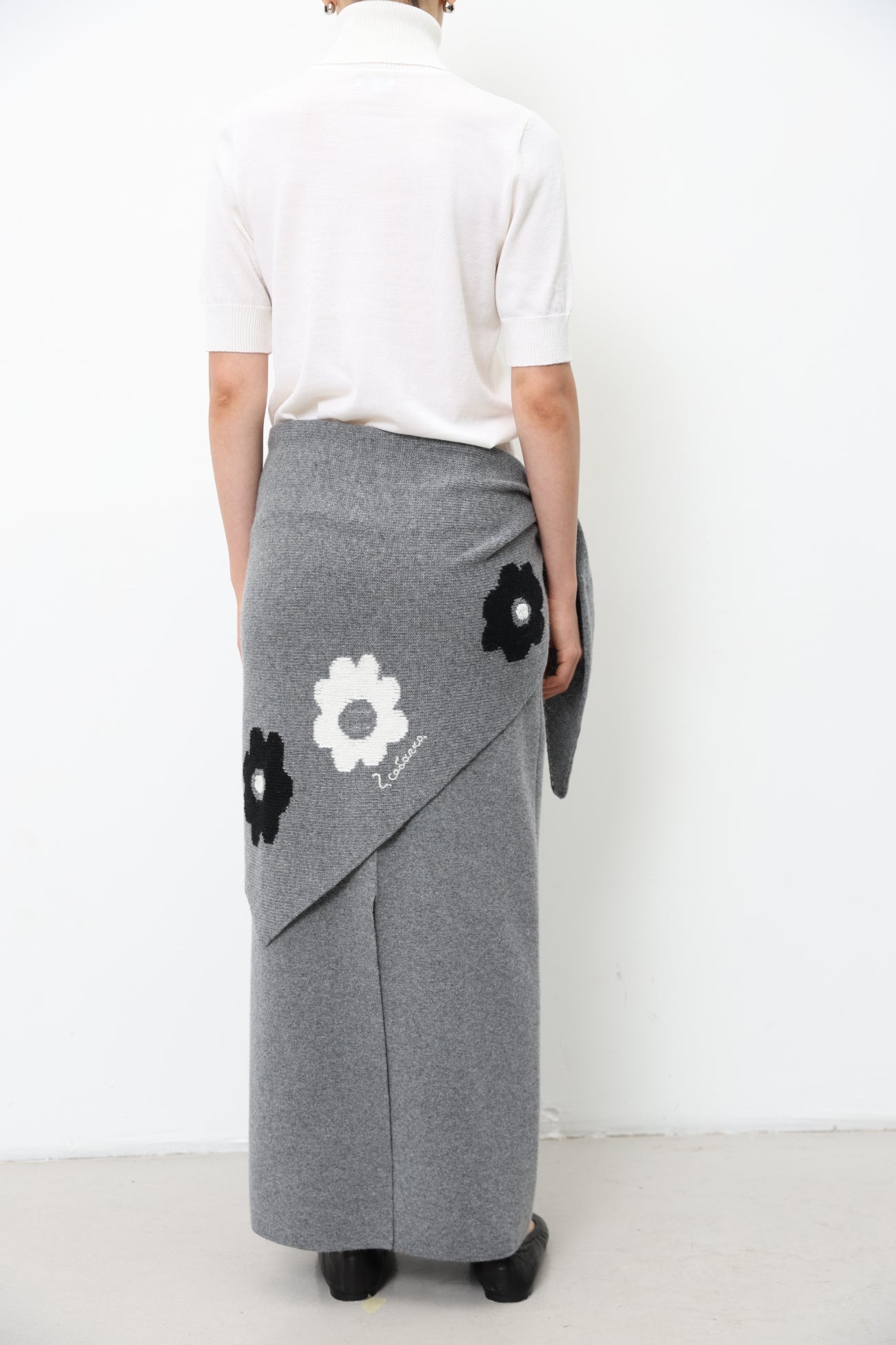 Triangular Knitted Scarf With Flowers 91LAB