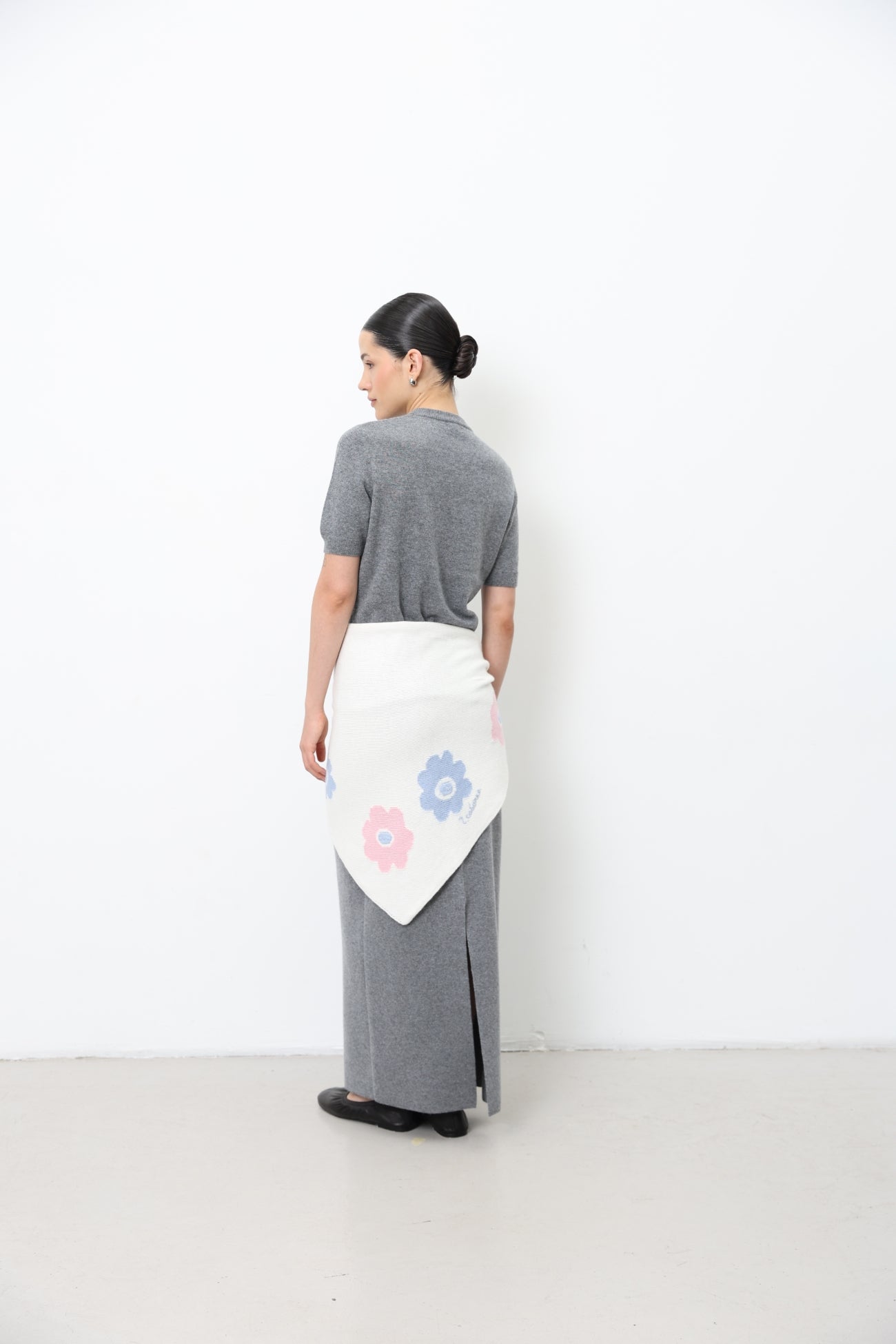 Triangular Knitted Scarf With Flowers 91LAB