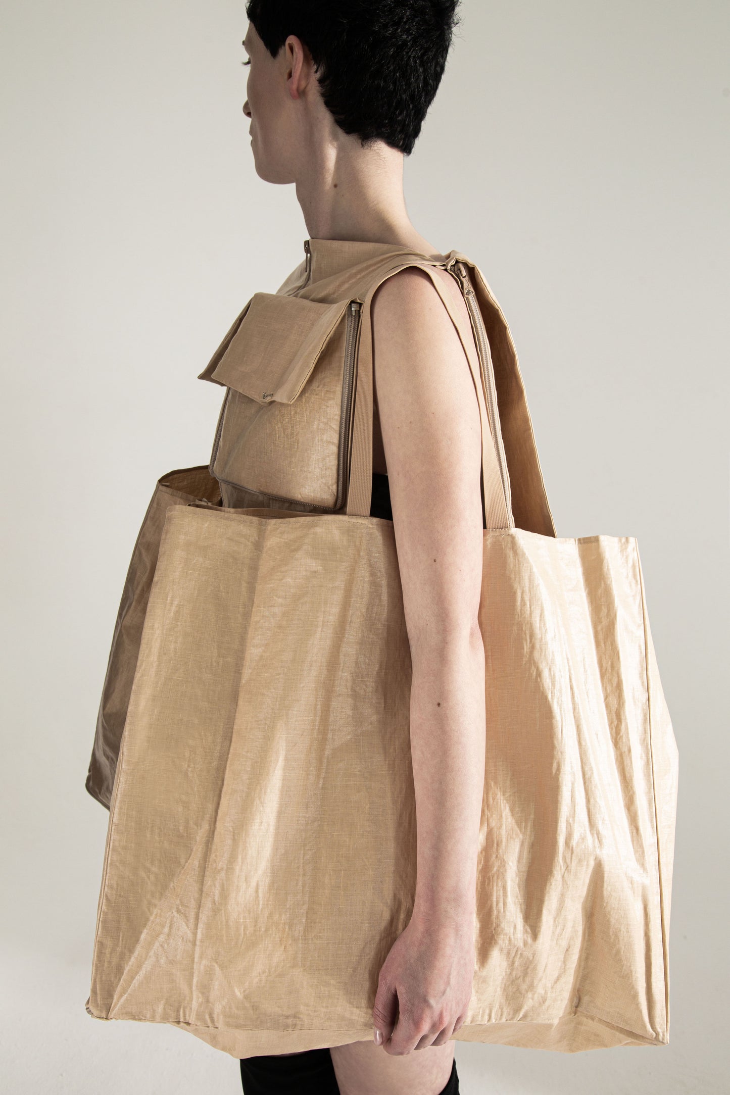 CONTAINER
5-way transforming piece: dress / vest DZHUS