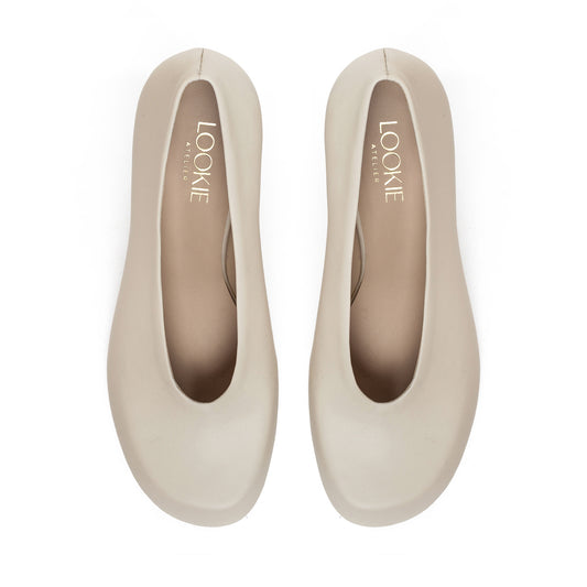 Fiona milky leather pumps LOOKIE ATELIER