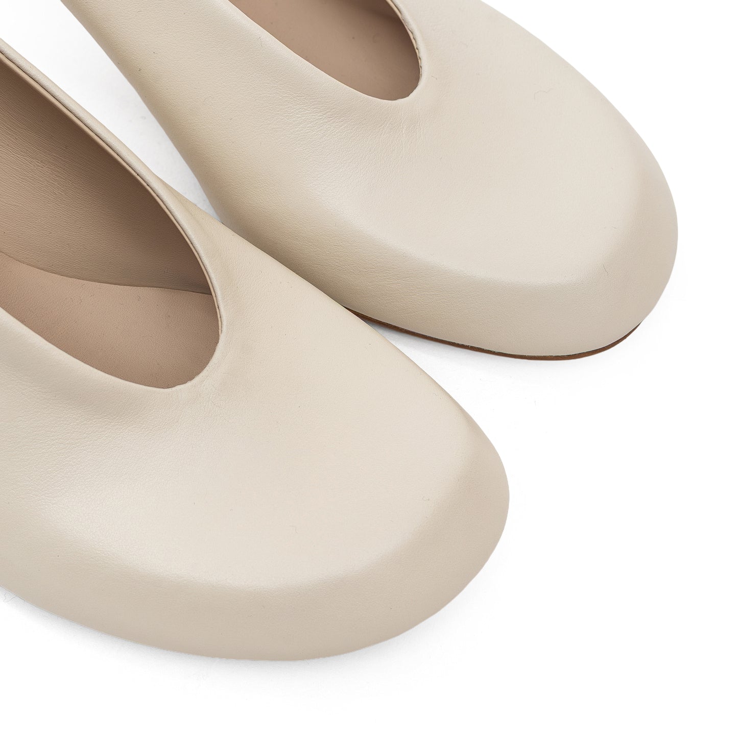 Fiona milky leather pumps LOOKIE ATELIER