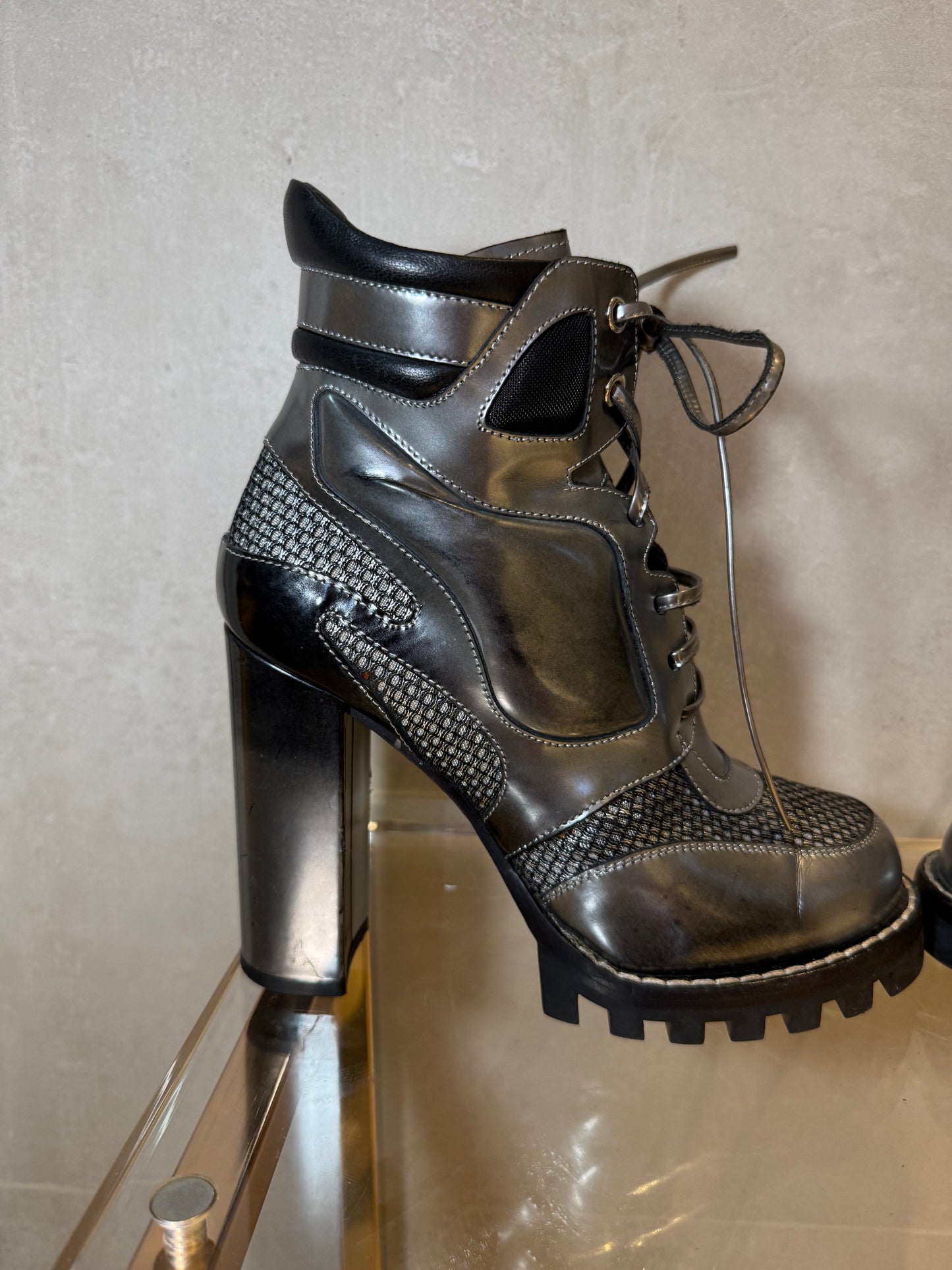 Leather Lace-Up Ankle Boots with Block Heel LOUIS VUITTON (Pre-Owned)