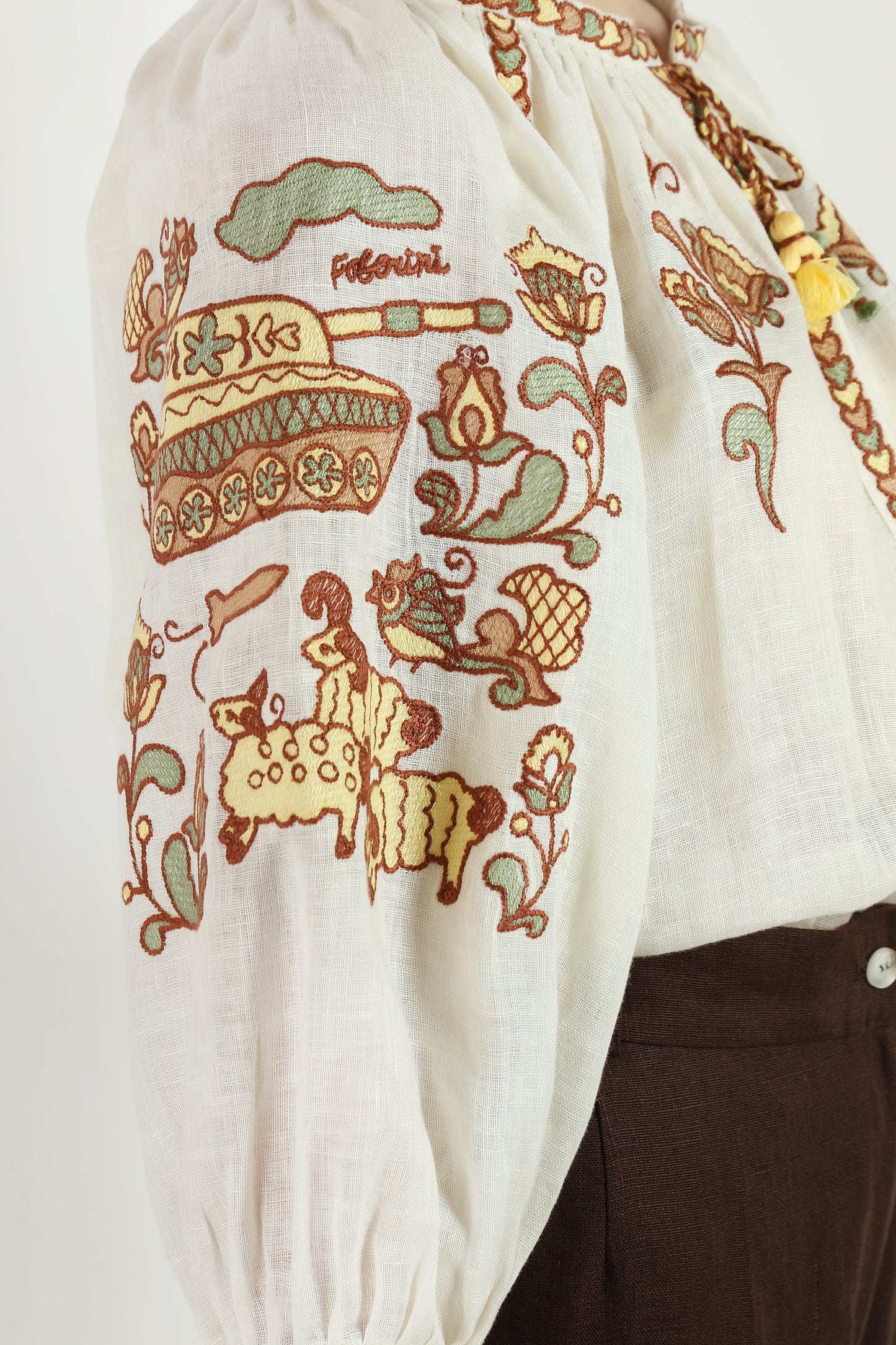 "Embroidery history" beige blouse  FOBERINI