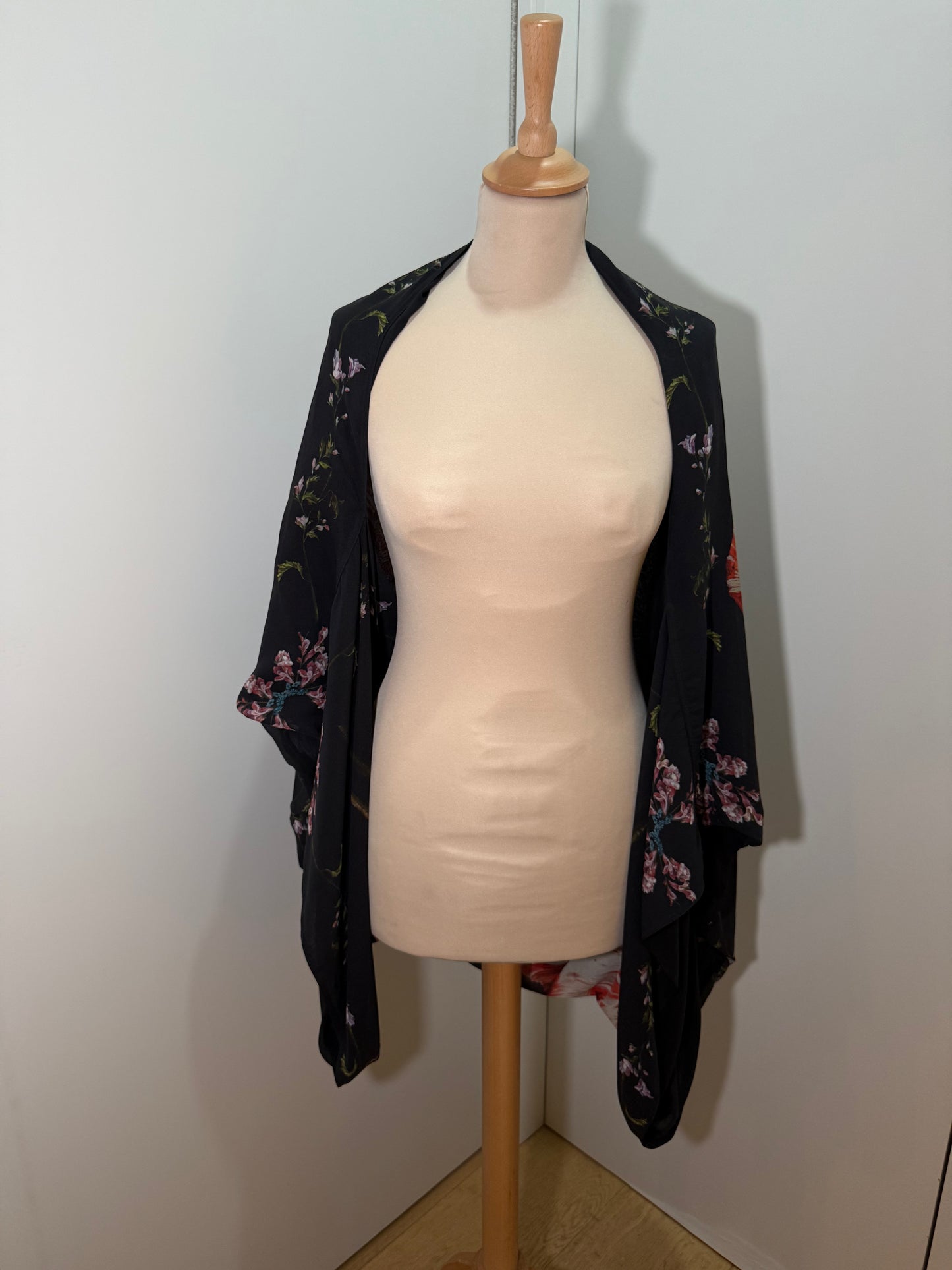 Black Silk Floral Kimono ALEXANDER MCQUEEN (Pre-Owned)