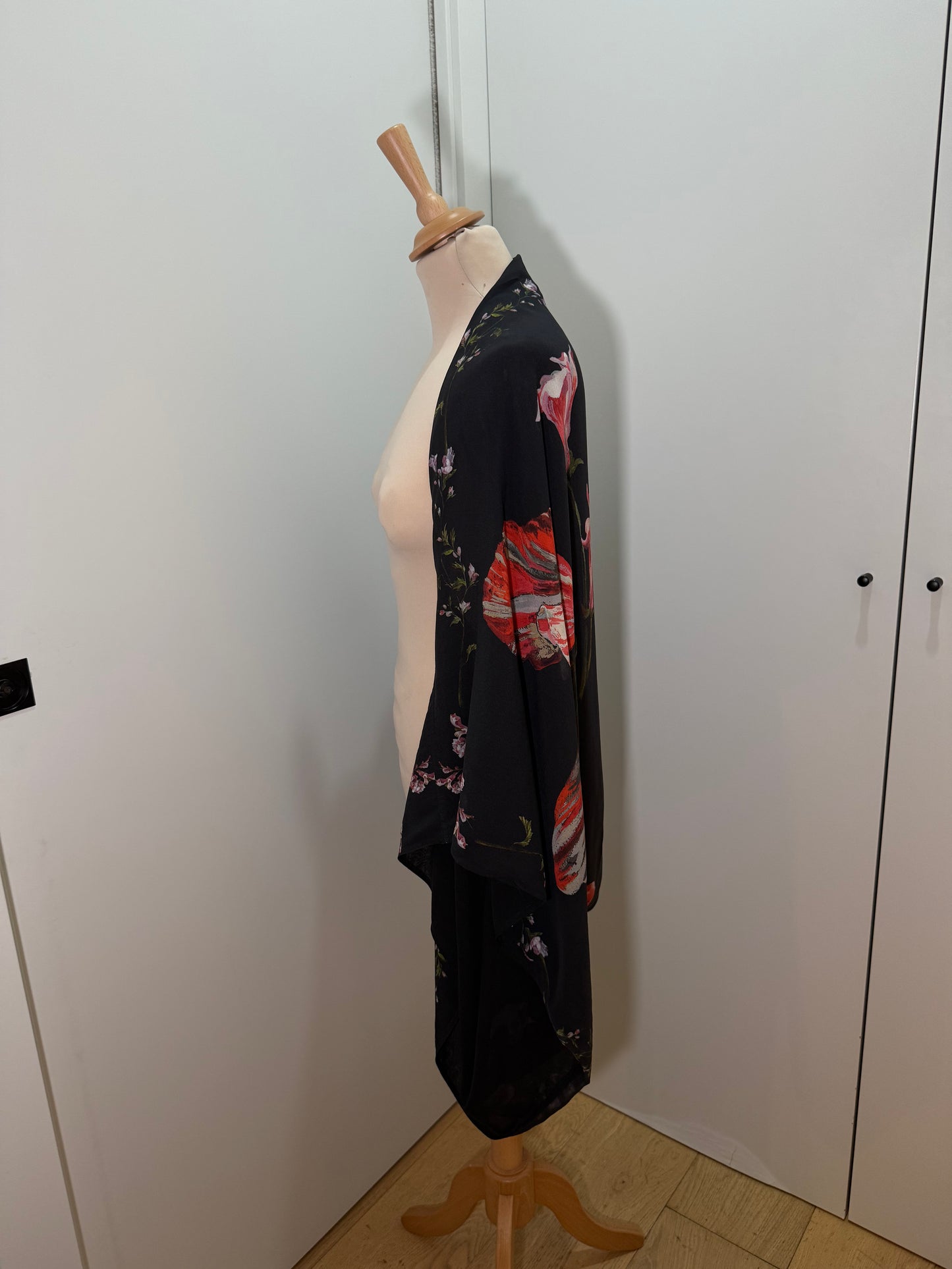 Black Silk Floral Kimono ALEXANDER MCQUEEN (Pre-Owned)