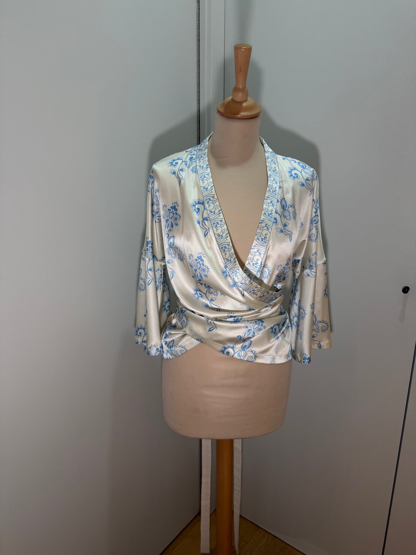 Silk Wrap Blouse Ivory Blue Floral FOBERINI (Pre-Owned)