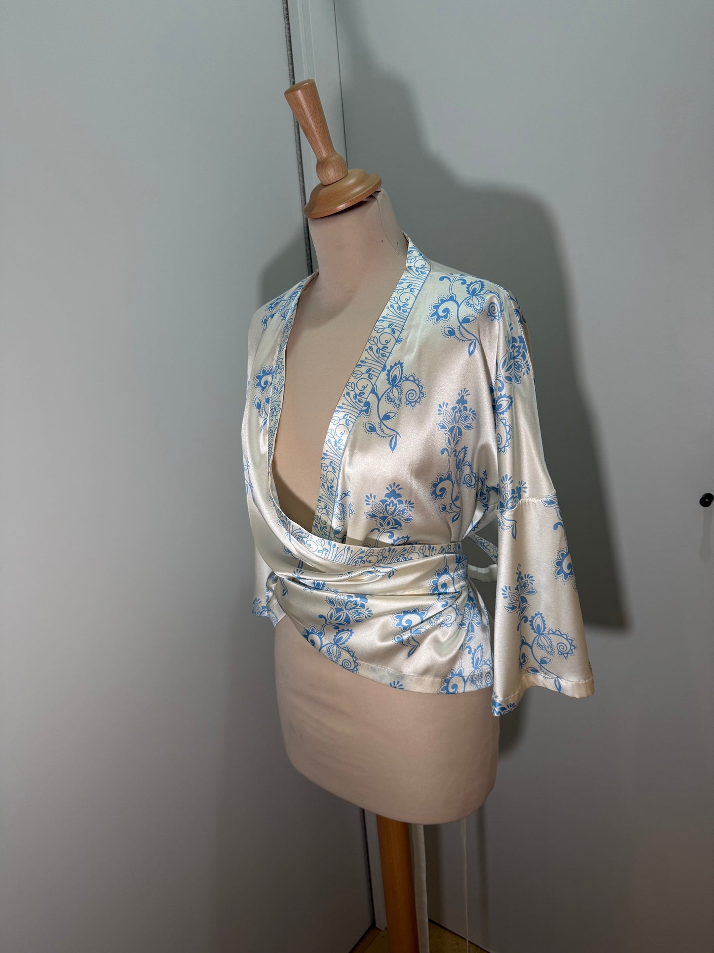 Silk Wrap Blouse Ivory Blue Floral FOBERINI (Pre-Owned)