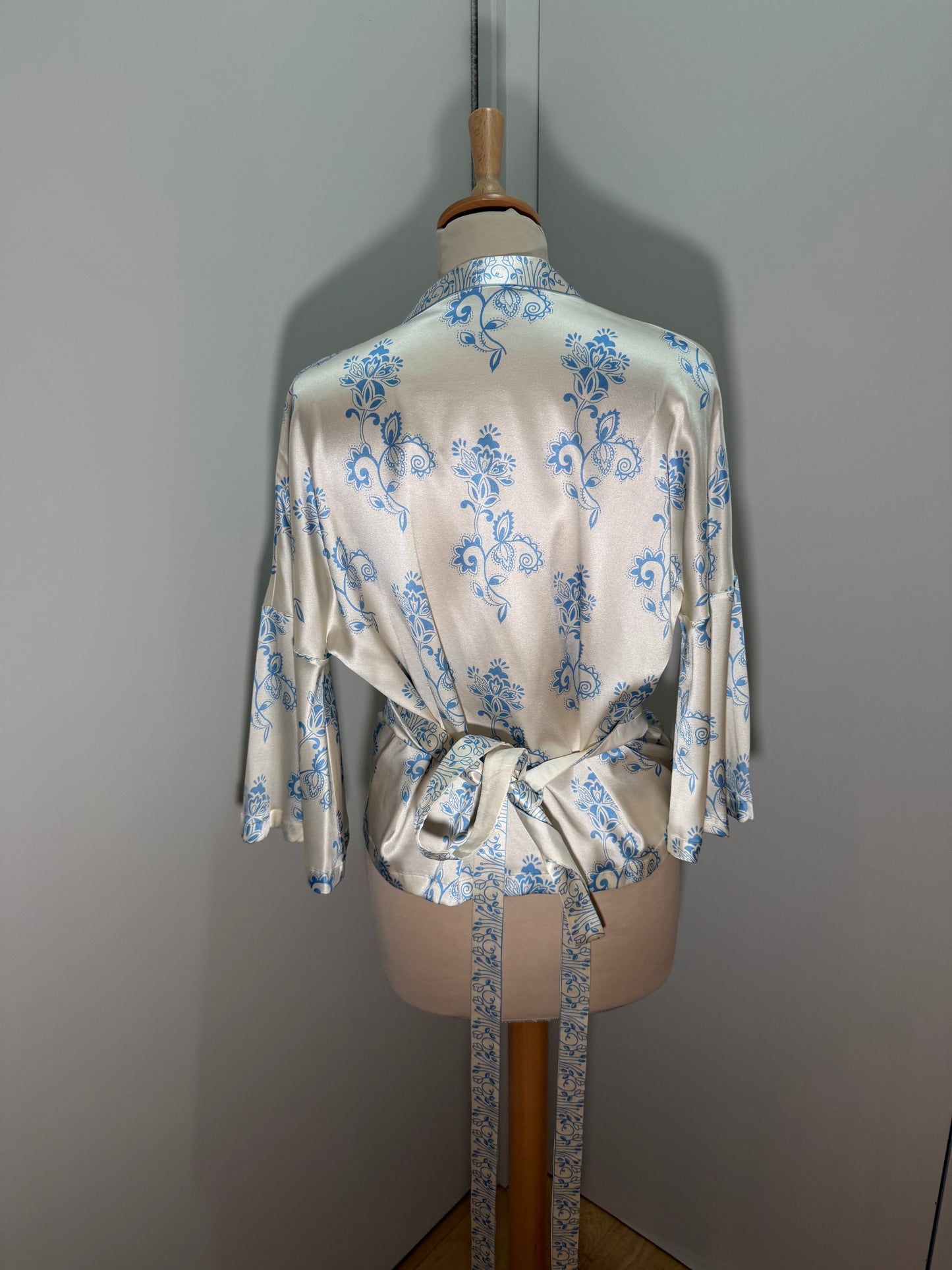 Silk Wrap Blouse Ivory Blue Floral FOBERINI (Pre-Owned)