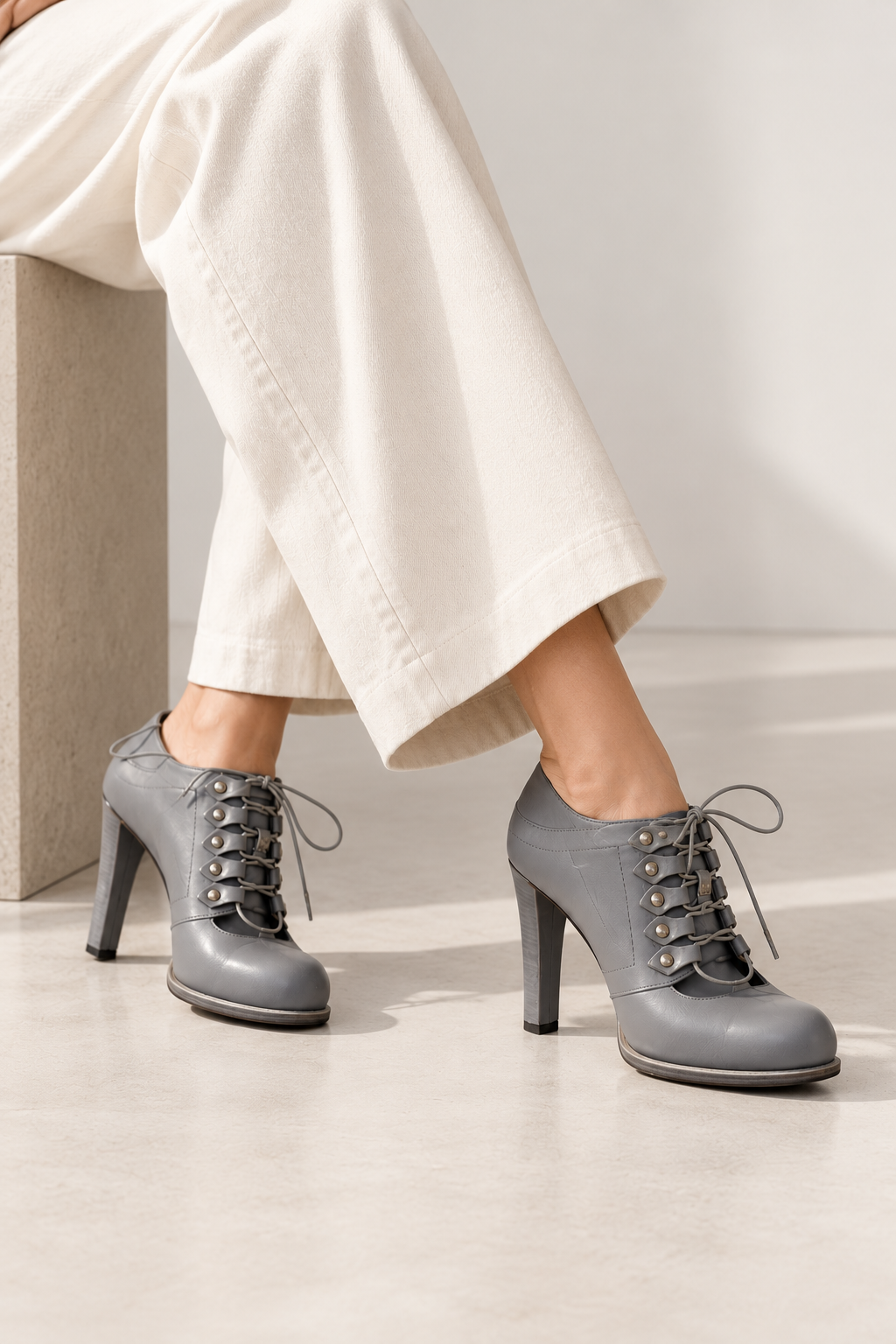 Grey Leather Platform Lace-Up Heels ALEXANDER MCQUEEN (Pre-Owned)